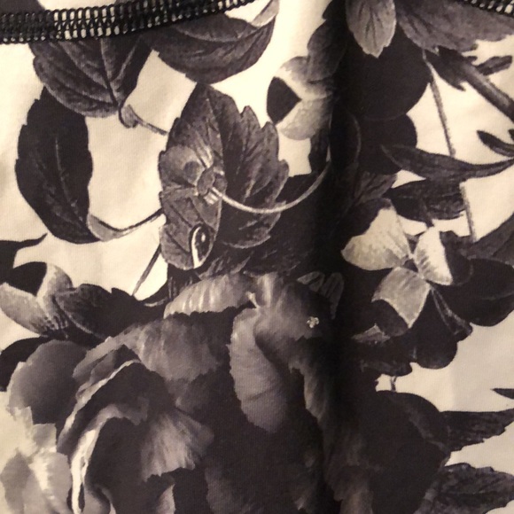 RARE Lululemon Aria Tank size 6 - Picture 2 of 4